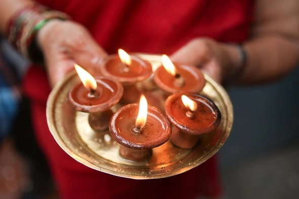 Offering light to Dipankar Buddha