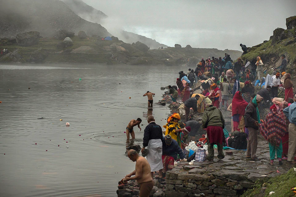 Pilgrims holy bath in Silu (Gosaikunda).