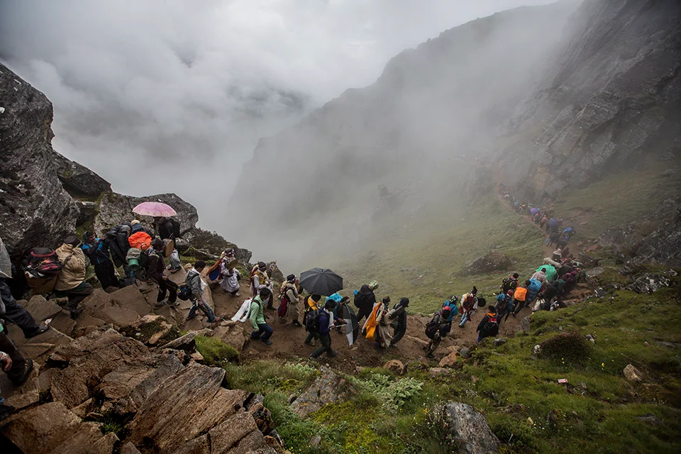 Pilgrims return from Silu (Gosaikunda).